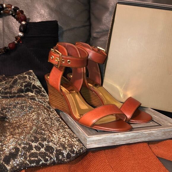 Ted Baker 39 Lernox Camel Brown Trim Stacked Wedge Sandals Gold Tone Hardware - Picture 4 of 15